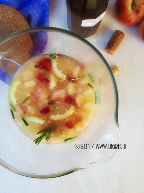Sangria blanca alle pesche e rosmarino Sangria blanca alle pesche e rosmarino