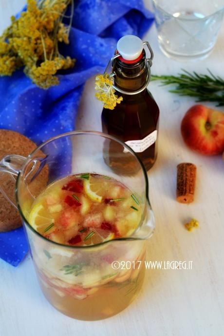 Sangria blanca alle pesche e rosmarino Sangria blanca alle pesche e rosmarino