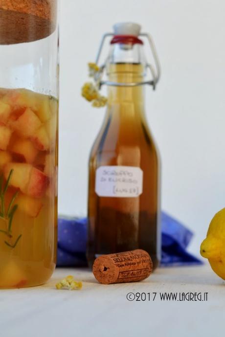 Sangria blanca alle pesche e rosmarino Sangria blanca alle pesche e rosmarino