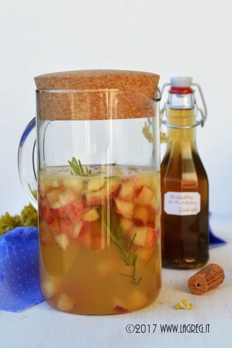 Sangria blanca alle pesche e rosmarino Sangria blanca alle pesche e rosmarino