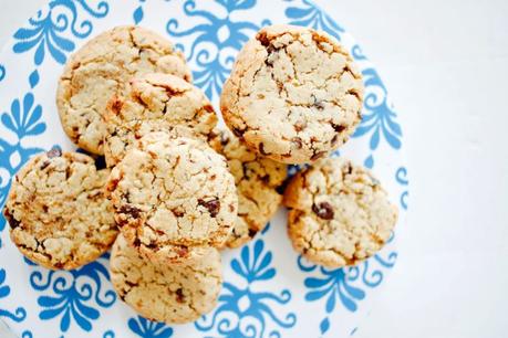 Di biscotti al burro di mandorle e gocce di cioccolato Di biscotti al burro di mandorle e gocce di cioccolato