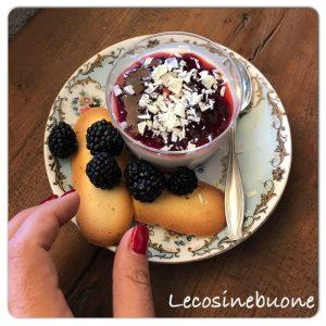 Panna cotta al cioccolato bianco e marmellata di more Panna cotta al cioccolato bianco e marmellata di more