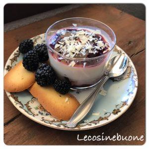 Panna cotta al cioccolato bianco e marmellata di more Panna cotta al cioccolato bianco e marmellata di more