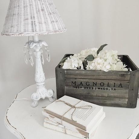 Mix di stili shabby chic e farmhouse per un bel cottage americano Just sharing a little Magnolia love today! Everything I've gotten from there is such greatness! Have a lovely aftn! #cottageliving #shabbychicliving #iloveallwhiteeverything #iadorefarmhousedecor #magnoliamarket