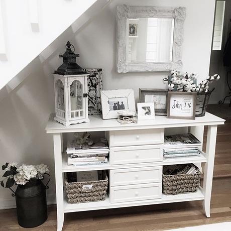Mix di stili shabby chic e farmhouse per un bel cottage americano Yay it's Friday! Only one week until we're headed down to Florida for 2 weeks! Sharing this little nook for #weekenddecorrevival (thanks for the tag @tealandtwine). So this mirror used to be tan. It was ok but then I got hold of some chalk paint for the very first time and white washed it and I just love how it turned out. @farmhousecottonrow (chalk paint) Mindy sent me a free sample in an adorable little mason jar! Thanks Mindy! Have a great weekend IG friends! #shabbychicliving #cottageliving #farmhousedecor #whitedecor #farmhouse #shabbychicdecor #shabbychicstyle