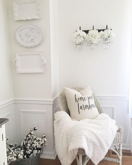 Mix di stili shabby chic e farmhouse per un bel cottage americano Happy Friday!! I'm sharing for #farmhousefeaturefriday tagged by @gracefully_home and @my_bdesignd_life. These plates on the wall are all from @homegoods and not one of them cost over $10! Have a great weekend! #cottageliving #cottagedecor #shabbychicliving #farmhousestyle #farmhouse #homegoods