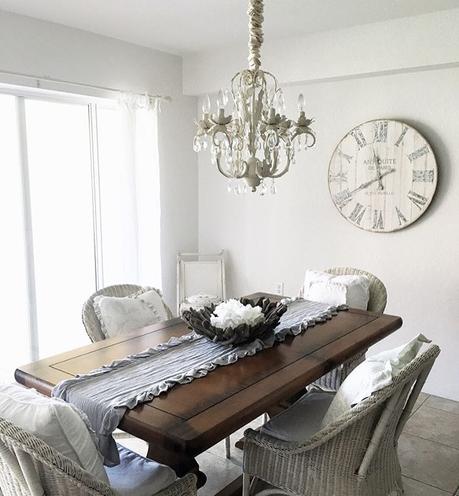 Mix di stili shabby chic e farmhouse per un bel cottage americano Happy Monday! Still another week of vacay left! Woohoo! Sharing for #magnoliamondayfunday (thanks for the tag @chelsealogemann) I seriously want to give credit to one of my IG besties Cristina @thisoldstyleranch. I've so admired her beautiful style and she has this gorgeous clock from @pier1 and I just knew it'd be perfect for this wall in our dining area. Please go check out her feed! ❤️❤️❤️ #homegoods #pier1imports #cottageliving #shabbychicliving #shabbychic #shabbychicstyle #cottagedecor