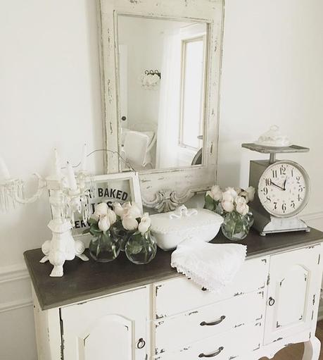 Mix di stili shabby chic e farmhouse per un bel cottage americano Happy Monday friends! Is it really almost June? Summer is my favorite season and always has been. Maybe it's bc I live in the Midwest and it's pretty much the only season that's warm♀️People here come out of the woodwork when it's nice out and hibernate all winter Sharing today for Sharlie @thefrontporchfarmhouse for #mondaymakeoverdecor and I'm sooo not sure if this pic applies♀️but I did switch things up on this buffet table so maybe?Hope it's warm and sunny where you are! ❤️#shabbychicliving #shabbychic #cottageliving #cottagedecor #farmhousestyle #whitedecor #romanticliving #makingmondaysmore