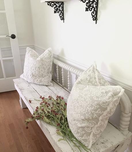 Mix di stili shabby chic e farmhouse per un bel cottage americano Happy Friday! Big plans for us this weekend! YARD WORK yep! Pretty terrible! Weed pulling, trimming bushes, etc. Does anyone actually enjoy it? I love the results but not the actual doing it! Sharing for sweet Ange @angelarose_diyhome for #weekenddecorrevival (thanks for the tag!) ok so I personally did not revive this bench, but the couple I bought it from at the flea market didThey made this bench from an old twin footboard and old wood and painted it and made it all kinds of chippy goodness! Hope that counts!! . . . . . #vintagedecor #cottageliving #shabbychicstyle #shabbychicliving #cottagedecor #cottagestyle #farmhousestyle #beyondabench