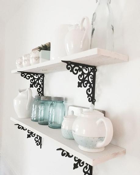 Mix di stili shabby chic e farmhouse per un bel cottage americano Happy Friday! Why does it always feel like after the 4th of July that the summer just flies by?We've got no plans this weekend except to spray for mosquitoes! They're out of control! What're your plans? ♀️ . . . . . #FabulousFarmhouseFriday #shabbychicliving #cottagestyle #cottageliving #cottagedecor #farmhousechic #farmhousedecor #farmhouse