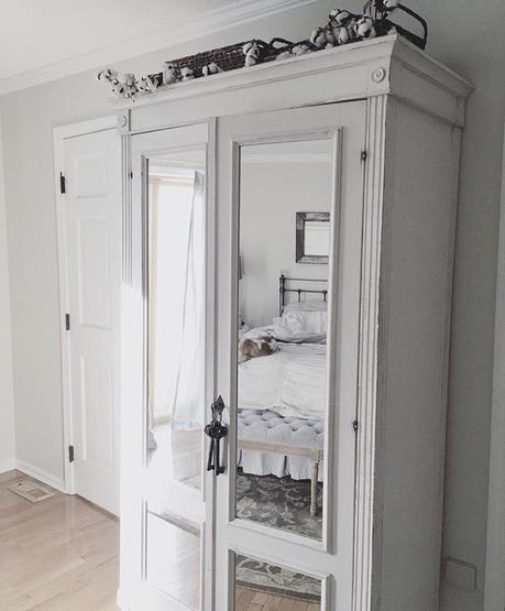 Mix di stili shabby chic e farmhouse per un bel cottage americano Happy Friday! Sharing my fav armoire for #farmhousecottonlove for my girl Liz @nicolettes_for_the_home ❤️❤️❤️#chippypaint #cottageliving #shabbychicliving #shabbychicdecor #shabbychic #farmhousestyle #farmhousedecor #vintagehome #ballarddesigns