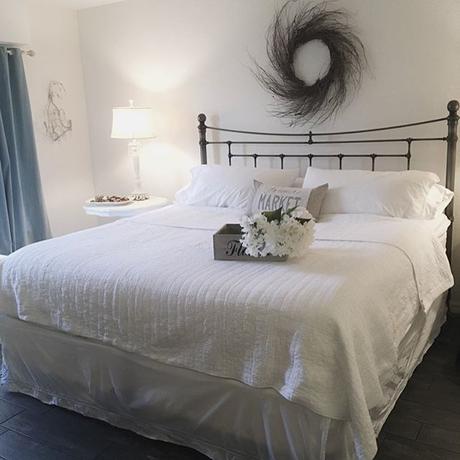 Mix di stili shabby chic e farmhouse per un bel cottage americano Happy Saturday you guys! Doing a quick share of the master bedroom here in Florida for #simplewhitesaturday (thanks for tagging me Holly @farmhouseoncolonial) Now we're off to enjoy the sunshine! Have a great day everyone! #cottageliving #shabbychicliving #cottagedecor #potterybarn