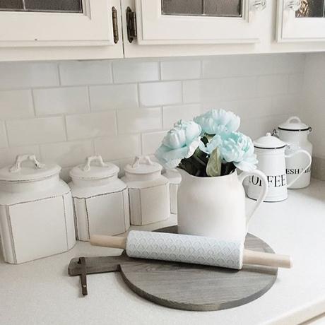 Mix di stili shabby chic e farmhouse per un bel cottage americano Hi friends! It's raining here in the Midwest and it's getting so annoying! I need the RD mug that says I can't even ♀️ Sharing for #bringonthefarmhouse (thanks Rhonda) @1901hunterhouse #homegoods #shabbychicliving #shabbychic #cottageliving #cottagedecor #whitekitchen