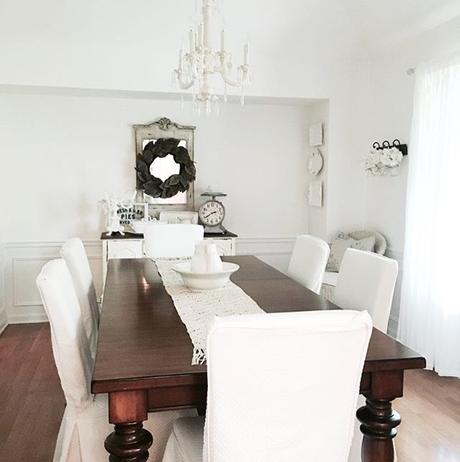 Mix di stili shabby chic e farmhouse per un bel cottage americano Hi friends! It definitely feels like the most Monday but really Wednesday ever am I right?! I know a couple people have already said that, but it's so true! Sharing for several tags so here goes #mysimplystyledhome for Lyndsey @tlc_farmhouse #sweetsimplehome for Emily @splitlevelcottage #mywooddecorwednesday for Jenny @acleanprismlife and #simplerusticdecor for Jessica @lifesapillow . . . . . #cottagestyle #cottageliving #shabbychic #shabbychicliving #farmhousestyle #farmhouse #farmhousechic #farmhousedecor #cottagedecor