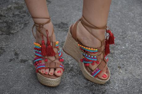zeppe espadrillas con lacci e pompom zeppe con lacci e pompom outfit zeppe con lacci e pompom outfit luglio 2017 outfit estivi estate 2017 mariafelicia magno fashion blogger colorblock by felym fashion blog italiani fashion blogger italiane blog di moda