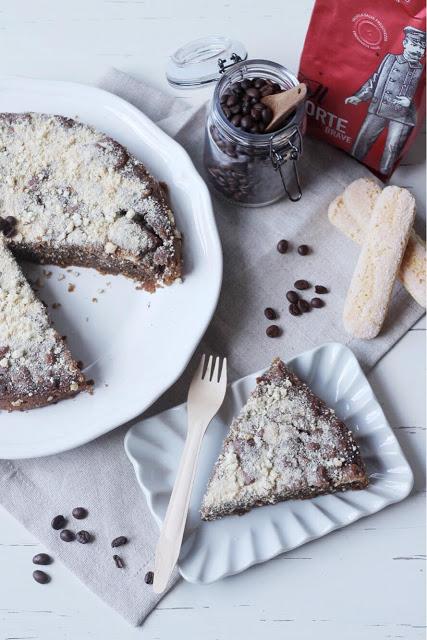 Torta all'acqua al caffè e savoiardi Torta all'acqua al caffè e savoiardi