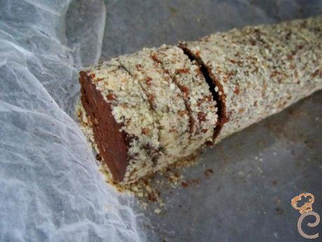 Salame di cioccolato light con zenzero e mandorle Salame di cioccolato light con zenzero e mandorle