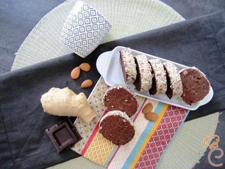 Salame di cioccolato light con zenzero e mandorle Salame di cioccolato light con zenzero e mandorle