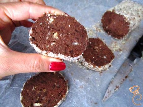 Salame di cioccolato light con zenzero e mandorle Salame di cioccolato light con zenzero e mandorle