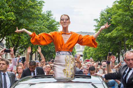 Le pose folli da fashion icon di Céline Dion Le pose folli da fashion icon di Céline Dion
