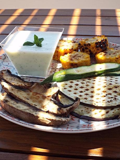 Verdure grigliate con salsa allo yogurt, menta e miele di timo Verdure grigliate con salsa allo yogurt, menta e miele di timo