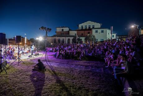Orchestra Multietnica di Arezzo con ospite Dario Brunori: le foto Orchestra Multietnica di Arezzo con ospite Dario Brunori: le foto