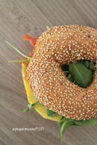 Bagel con salmone affumicato, mango e senape al miele bagel-salmone-mango-e-rucola-con-senape-al-miele