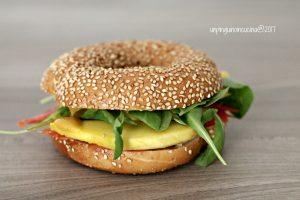 Bagel con salmone affumicato, mango e senape al miele bagel-salmone-mango-e-rucola-con-senape-al-miele