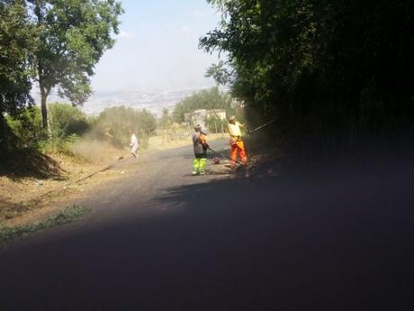 Ercolano. Inferno sul Vesuvio, operai al lavoro per riaprire la strada del cratere Ercolano. Inferno sul Vesuvio, operai al lavoro per riaprire la strada del cratere