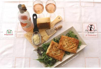 Quadri di sfoglia ripieni di zucca Mantovana, salvia e Asiago DOP su letto di misticanza con vinaigrette all'arancia, vino d'accompagnamento Dilé Rosato Quadri di sfoglia ripieni di zucca Mantovana, salvia e Asiago DOP su letto di misticanza con vinaigrette all'arancia, vino d'accompagnamento Dilé Rosato