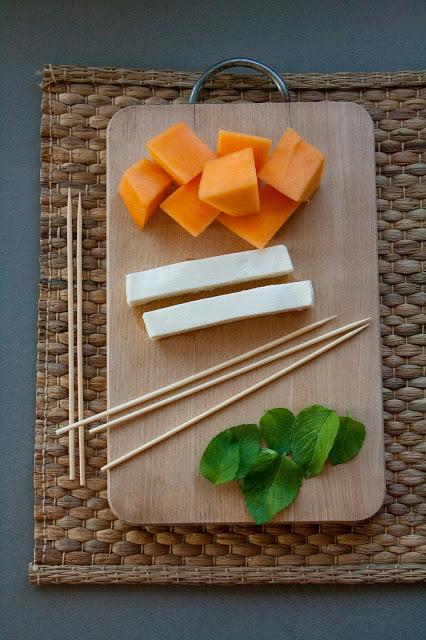 Spiedini di melone e formaggio primosale al profumo di menta Spiedini di melone e formaggio primosale al profumo di menta