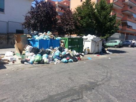 Emergenza rifiuti in città, in arrivo sanzioni contro la nuova ditta: “Tolleranza zero” Emergenza rifiuti in città, in arrivo sanzioni contro la nuova ditta: “Tolleranza zero”
