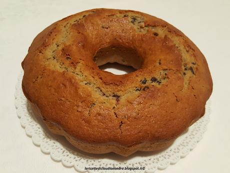 Ciambella con amarene e gocce di cioccolato, al olio Ciambella con amarene e gocce di cioccolato, al olio