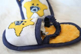 Scarpine da bagno per neonati e bambini a punto croce Scarpine da bagno per neonati e bambini a punto croce