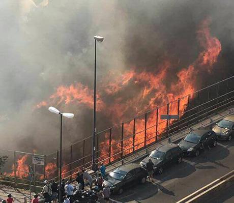 Incendio in strada al Vomero: evacuato un intero palazzo Incendio in strada al Vomero: evacuato un intero palazzo