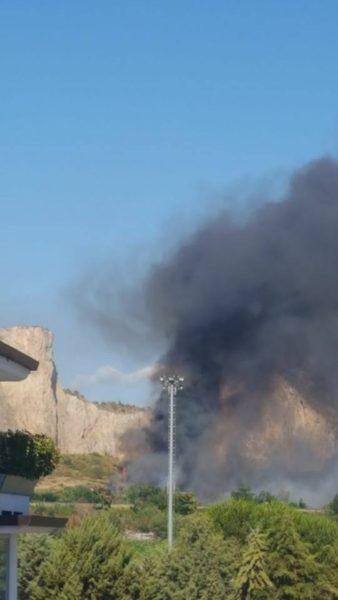 Video. Emegenza roghi, a Santa Maria si documenta lo scempio: “Zozzi bastardi!” Incendio alla discarica abusiva del Tifata