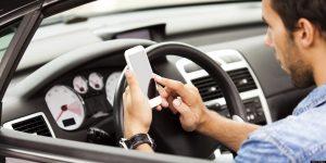 Cellulare alla guida: sospensione immediata della patente cellulare