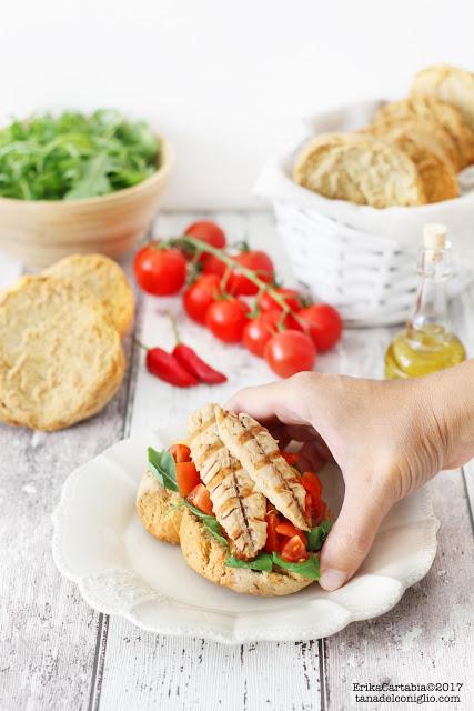 Friselle con rucola, pomodoro, peperoncino e sgombro grigliato Friselle con rucola, pomodoro, peperoncino e sgombro grigliato