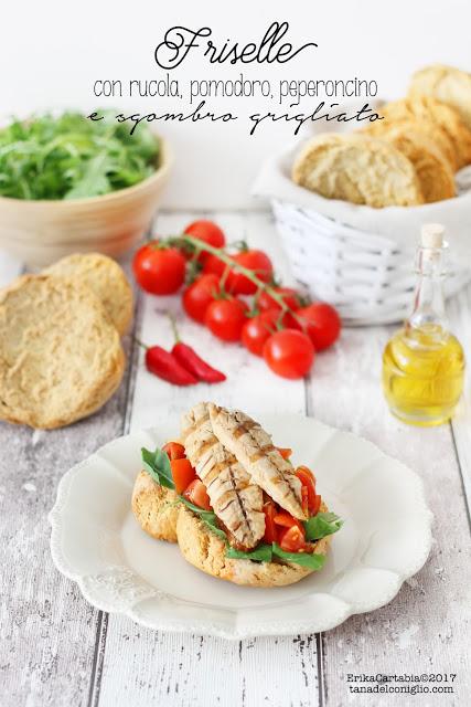 Friselle con rucola, pomodoro, peperoncino e sgombro grigliato Friselle con rucola, pomodoro, peperoncino e sgombro grigliato
