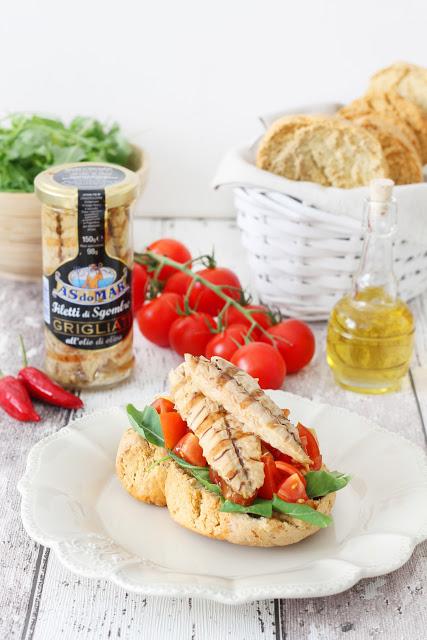 Friselle con rucola, pomodoro, peperoncino e sgombro grigliato Friselle con rucola, pomodoro, peperoncino e sgombro grigliato