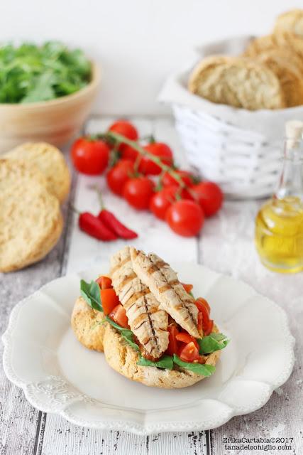 Friselle con rucola, pomodoro, peperoncino e sgombro grigliato Friselle con rucola, pomodoro, peperoncino e sgombro grigliato