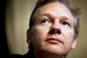 Julian Assange vs Facebook: duello di accuse