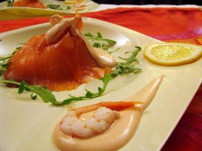 Vulcano di salmone con gamberi in salsa aurora