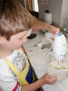 Torta Nutellotta: Tommy è grande e la torta per il compleanno se la fa da solo!