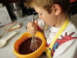 Torta Nutellotta: Tommy è grande e la torta per il compleanno se la fa da solo!