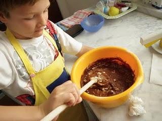 Torta Nutellotta: Tommy è grande e la torta per il compleanno se la fa da solo!