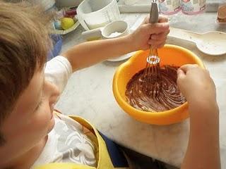 Torta Nutellotta: Tommy è grande e la torta per il compleanno se la fa da solo!