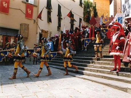 Fucecchio FI. Palio delle Contrade http://www.okigeo.com/wp-content/uploads/2010/04/Palio-delle-Contrade-Fucecchio-Firenze-sfilata-storica.jpg