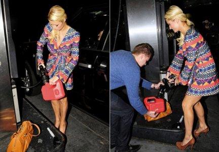 Anche Paris Hilton fa benzina