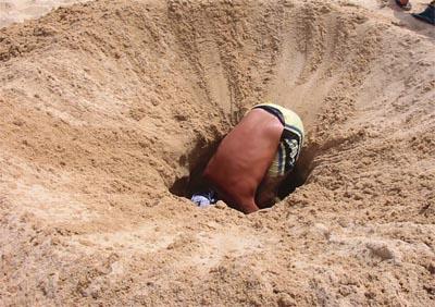 Buca in spiaggia ci finisce dentro e poi.. (video) Buca in spiaggia ci finisce dentro e poi.. (video)